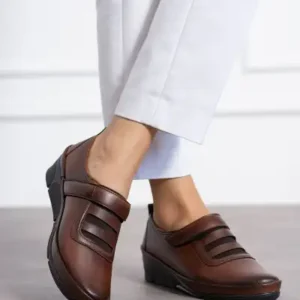 کفش روزمره زنانه طبی راحتی رنگ قهوه‌ای