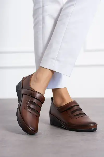 کفش روزکفش روزمره زنانه طبی راحتی رنگ قهوهای مره زنانه با نوار چسبی اورتقدیک مادر – رنگ قهوهای - 12740 کفش روزمره زنانه طبی راحتی رنگ قهوهای