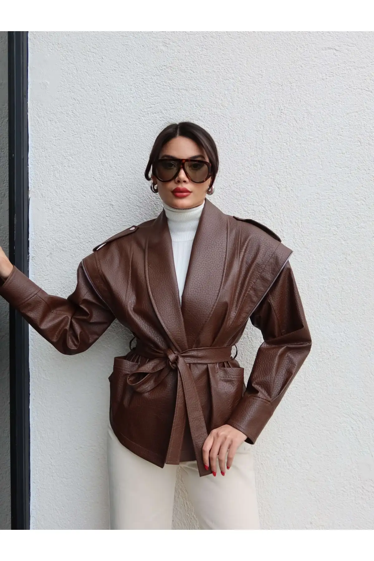 کت چرم با جزئیات زیپ و کمربند - 12043 کت چرم با جزئیات زیپ و کمربند - 12043