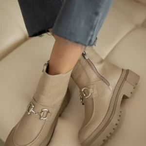 ملودی - بوت چرمی طبیعی با جزئیات قفلی و زیپ از جلو - چرم بژ - 11939