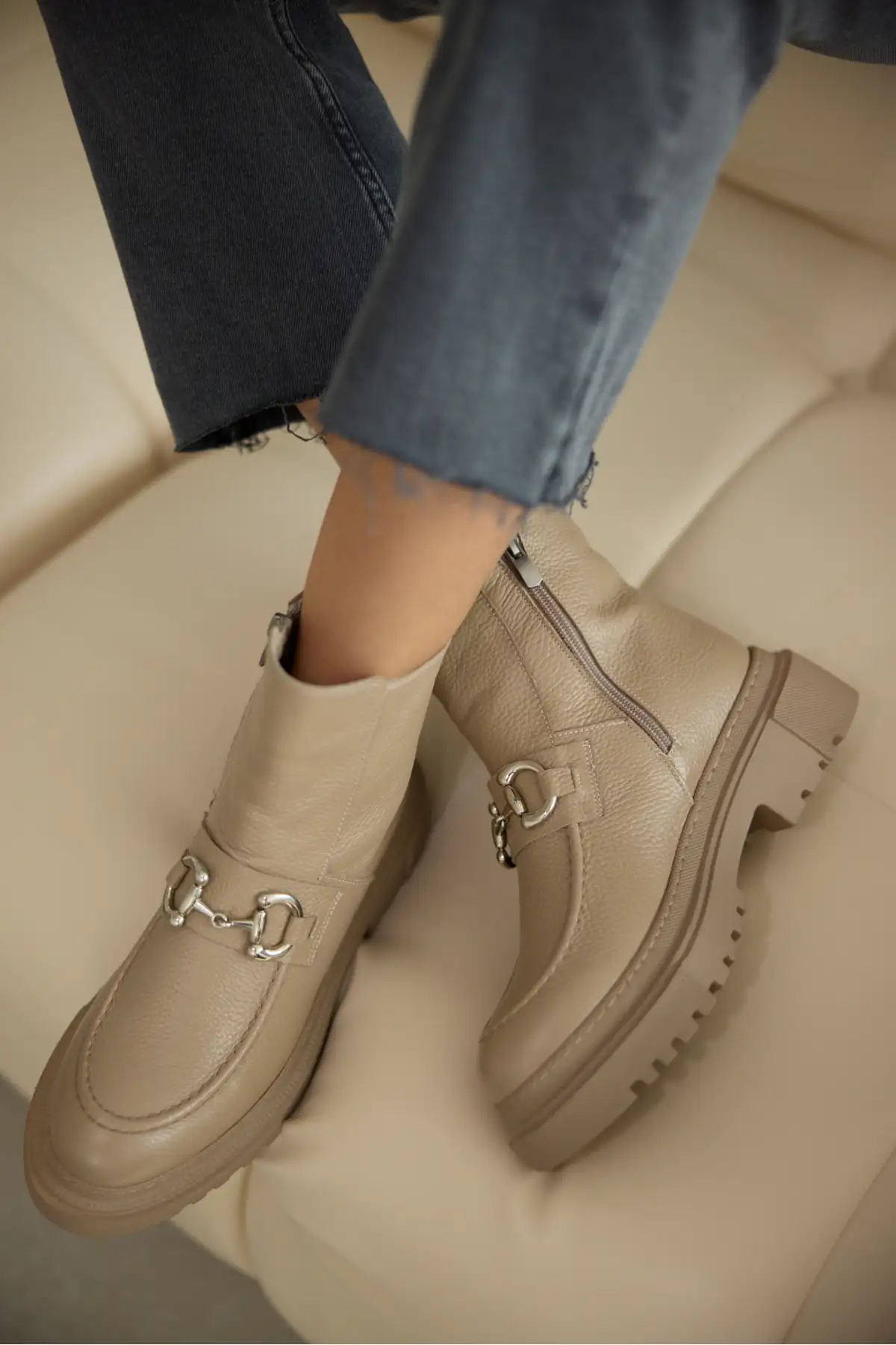 ملودی - بوت چرمی طبیعی با جزئیات قفلی و زیپ از جلو - چرم بژ - 11939 ملودی - بوت چرمی طبیعی با جزئیات قفلی و زیپ از جلو - چرم بژ - 11939