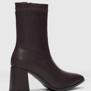 بوت زنانه کوتاه پاشنه و نوک تیز کشی آرسون - قهوه‌ای - 11957