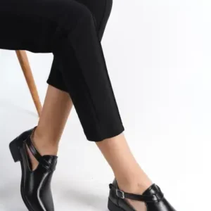 کفش کلاسیک روزمره زنانه با کمربند و رویه چرم مشکی PTK401 - 12746