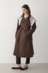 کاپشن ترنچ زنانه با یقه کراوات و جزئیات قهوه‌ای رنگ، دارای آستری بلند - 12572