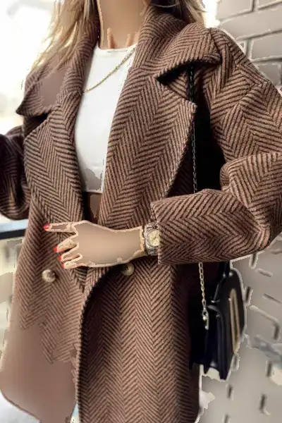 کاپشن کوتاه مدل پفی با الگوی ماهی‌پرانی به رنگ قهوه‌ای و سیاه، سایز استاندارد و آستر دار - 12387