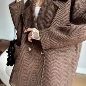 کاپشن کوتاه مدل پفی با الگوی ماهی‌پرانی به رنگ قهوه‌ای و سیاه، سایز استاندارد و آستر دار - 12387