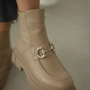 ملودی - بوت چرمی طبیعی با جزئیات قفلی و زیپ از جلو - چرم بژ - 11939