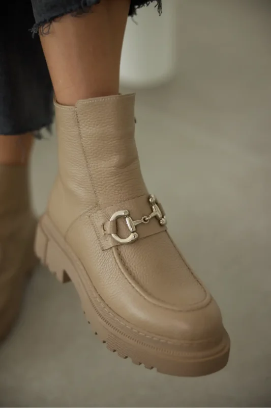 ملودی - بوت چرمی طبیعی با جزئیات قفلی و زیپ از جلو - چرم بژ - 11939