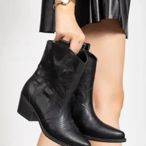 بوت کوتاه زنانه کد M0012 از چرم مصنوعی مشکی با گلدوزی مشکی - 12852