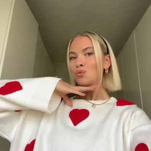 کد کادین خودکار سفید کمرنگ با جزئیات قلبی و برش اورسایز بافتنی - 11783