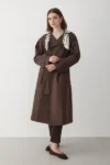 کاپشن ترنچ زنانه با یقه کراوات و جزئیات قهوه‌ای رنگ، دارای آستری بلند - 12572