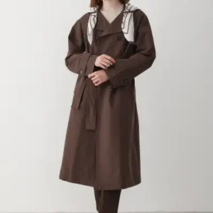 کاپشن ترنچ زنانه با یقه کراوات و جزئیات قهوه‌ای رنگ، دارای آستری بلند - 12572