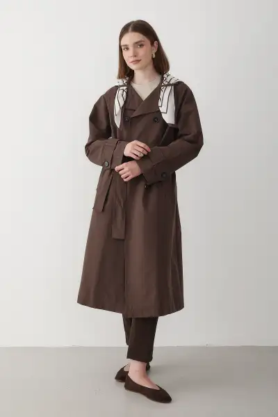 کاپشن ترنچ زنانه با یقه کراوات و جزئیات قهوهای رنگ، دارای آستری بلند - 12572 کاپشن ترنچ زنانه با یقه کراوات و جزئیات قهوهای رنگ، دارای آستری بلند - 12572