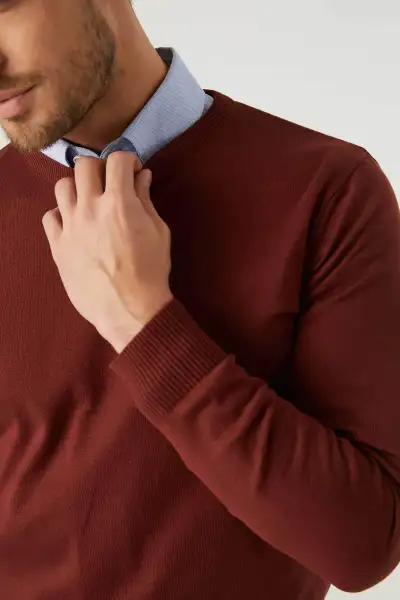 کاپشن بافتنی یقه گرد از جنس پنبه، فیت معمولی، به رنگ آجر، بدون پرز شدگی - 12925