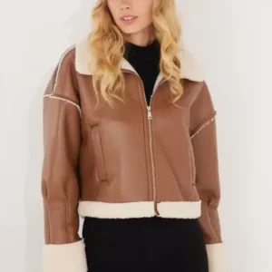 کاپشن چرم قهوه‌ای زنانه با طراحی کلاسیک و آستین‌های خزدار - 13027