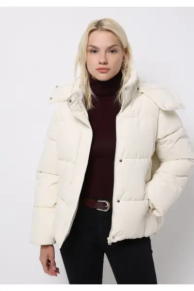 کاپشن زنانه اکری سفید با جیب و کلاه قابل جداسازی و آستر دار فرم معمولی - 12591 کاپشن زنانه اکری سفید با جیب و کلاه قابل جداسازی و آستر دار فرم معمولی - 12591