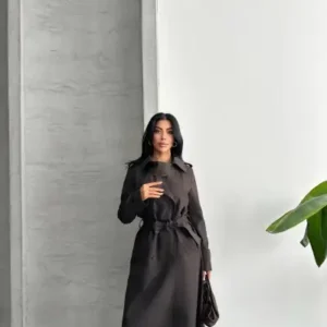 کت بارانی oversize با جزئیات یقه‌دار و خاصیت ضدآب، دارای آستر می‌باشد. - 12571