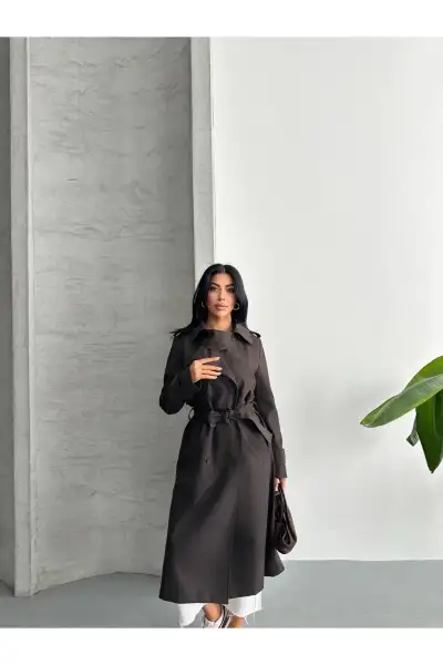 کت بارانی oversize با جزئیات یقه‌دار و خاصیت ضدآب، دارای آستر می‌باشد. - 12571