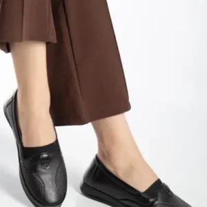 کفش روزمره زنانه با کفی ارتوپدیک، از چرم طبیعی و سایز بزرگ مناسب برای مادران با ناحیه‌های برآمده استخوانی. - 12735