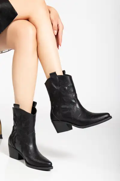 بوت کوتاه زنانه کد M0012 از چرم مصنوعی مشکی با گلدوزی مشکی - 12852 بوت کوتاه زنانه کد M0012 از چرم مصنوعی مشکی با گلدوزی مشکی - 12852