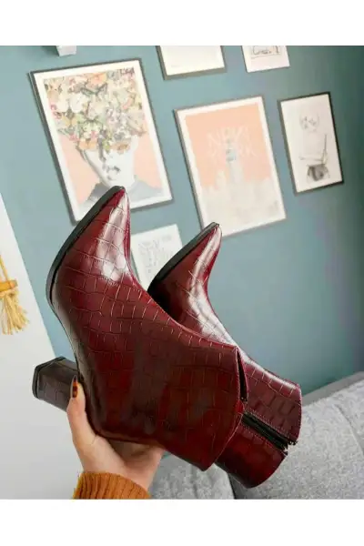 بوت زنانه کلاسیک کروکودیل با پنجه تیز و پاشنه عریض و زیپ جانبی - 12455 بوت زنانه کلاسیک کروکودیل با پنجه تیز و پاشنه عریض و زیپ جانبی - 12455