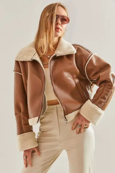 مؤنث ژاکت چرمی با یقه خز و جیب کناری - 13042 مؤنث ژاکت چرمی با یقه خز و جیب کناری - 13042