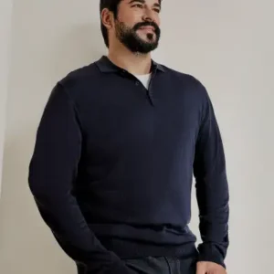 پولوشرت با یقه گرد مردانه از جنس پارچه نرم و بدون پرز، مناسب برای استفاده روزانه، دارای طراحی استاندارد و برش معمولی به رنگ سرمه‌ای. - 12946