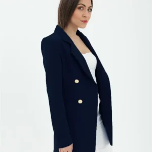 کت تک زنانه بلندی که دارای شانه‌های پف‌دار و جلوی دکمه‌دار از پارچه اطلس به رنگ آبی تیره است. - 11892