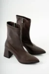 بوت زنانه کوتاه پاشنه و نوک تیز کشی آرسون - قهوه‌ای - 11957