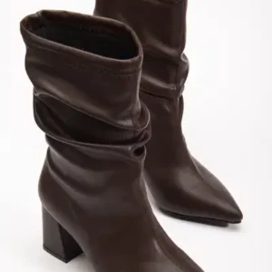 کفش چکمه‌ای بوت زنانه قهوه‌ای تیره با چرم، بوزن براق و نوک تیز و پاشنه بلند دندانه‌دار - 12849