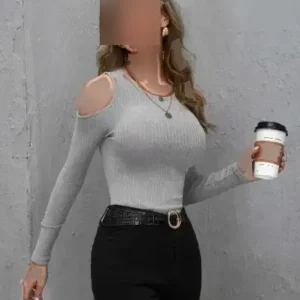 بلوز آستین بلند زنانه با یقه گرد و جزئیات برش دار در ناحیه شانه از پارچه کشی - 12273