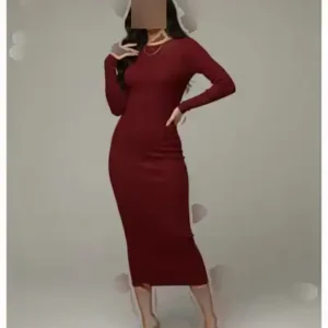 پیراهن قلمی آستین بلند با یقه گرد زنانه، پارچه کشباف کمرنگ، مناسب برای حجاب، به رنگ بوردو، با قد 135 سانتی‌متر. - 12312