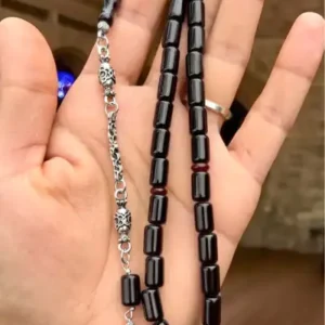 تسبیح کهربای آتشی با رنگ داخلی سیاه و روکش نقره‌ای با کیفیت عالی و قرمز خون - 13528