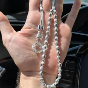 تسبیح نقره‌ای با طراحی دوپوش و دانه‌های برنجی برش‌خورده برای اشرف تک