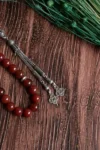 تسبیح متال امامیه با دانه‌های سنگ طبیعی عقیق قرمز (۸ میلی‌متر) و گواهی اصل - 13527