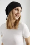 کلاه بافتنی زنانه مشکی، طراحی ویژه با جزئیات بند - مناسب برای چهار فصل، از پارچه پنبه‌ای فوق‌العاده نرم. - 13304