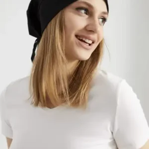 کلاه بافتنی زنانه مشکی، طراحی ویژه با جزئیات بند - مناسب برای چهار فصل، از پارچه پنبه‌ای فوق‌العاده نرم. - 13304