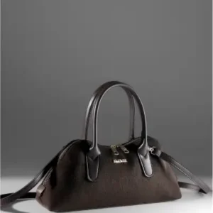 کیف دستی و دوشی زنانه با جزئیات اکسسوری طلایی به رنگ قهوه‌ای سوئید تلخ - 13149