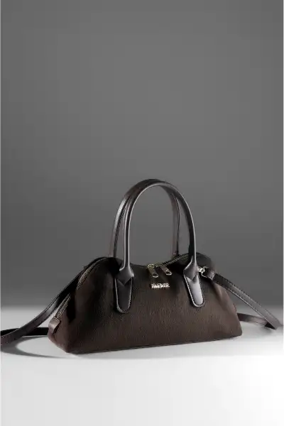 کیف دستی و دوشی زنانه با جزئیات اکسسوری طلایی به رنگ قهوهای سوئید تلخ - 13149 کیف دستی و دوشی زنانه با جزئیات اکسسوری طلایی به رنگ قهوهای سوئید تلخ - 13149