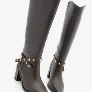 چکمه پاشنه‌دار با نوک تیز زنانه، بدون زیپ و با بند و تزئینات میخکوب، رنگ قهوه‌ای فوسلپ - 13168