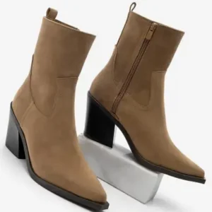 چکمه وسترن زنانه با نوک تیز از جنس جیر اصل قهوه‌ای