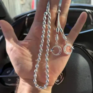 دستبند نقره‌ای با طراحی دوپوش و دانه‌های برنجی برش‌خورده، مناسب برای مچ دست آقایان - 13331