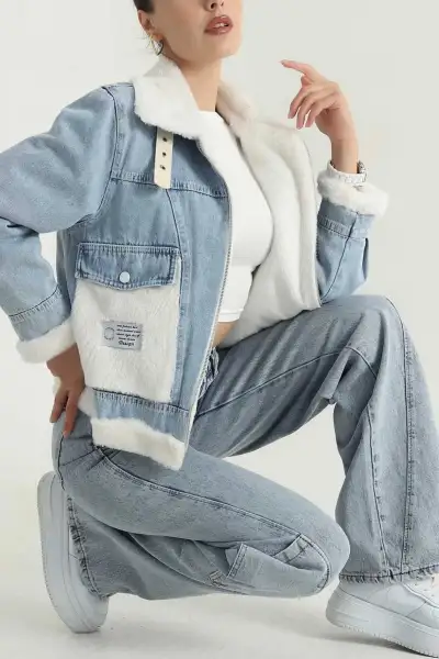 ژاکت جین با یقه زنانه و خز، زیپ دار و دارای جزئیات جیب - 13117 ژاکت جین با یقه زنانه و خز، زیپ دار و دارای جزئیات جیب - 13117