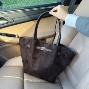 کیف دست و دوشی زنانه با جزئیات قفل و مگنتی از چرم سوئدی و رنگ قهوه‌ای تیره - 13137