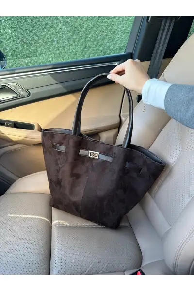 کیف دست و دوشی زنانه با جزئیات قفل و مگنتی از چرم سوئدی و رنگ قهوهای تیره - 13137 کیف دست و دوشی زنانه با جزئیات قفل و مگنتی از چرم سوئدی و رنگ قهوهای تیره - 13137