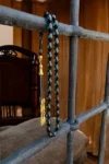 تسبیح کهربا سبز هدیه مردانه با نقش و نگار - 13334