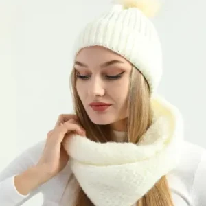 ست کلاه پوم‌دار و گردن‌بند بافتنی زنانه کرم روشن - 13309