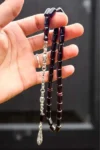 تسبیح کهربای آتشی با رنگ داخلی سیاه و روکش نقره‌ای با کیفیت عالی و قرمز خون - 13528