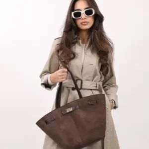 کیف دست و دوشی زنانه با جزئیات قفل و مگنتی از چرم سوئدی و رنگ قهوه‌ای تیره - 13137