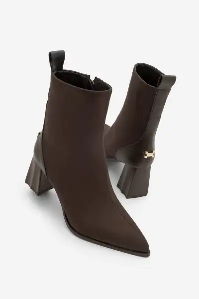 بوت پاشنه بلند زنانه نوک تیز و پاشنه پهن به رنگ قهوهای ترک بوت پاشنه بلند زنانه نوک تیز و پاشنه پهن به رنگ قهوهای ترک